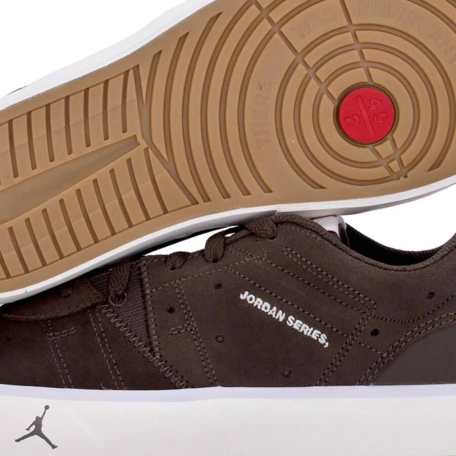 Jordan Donkere Chocolade Lage Sneaker Universiteitsrood