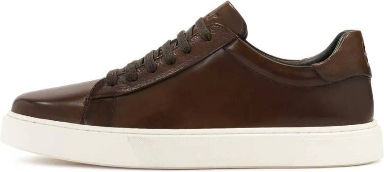Kazar Bruine herensneakers op een witte zool