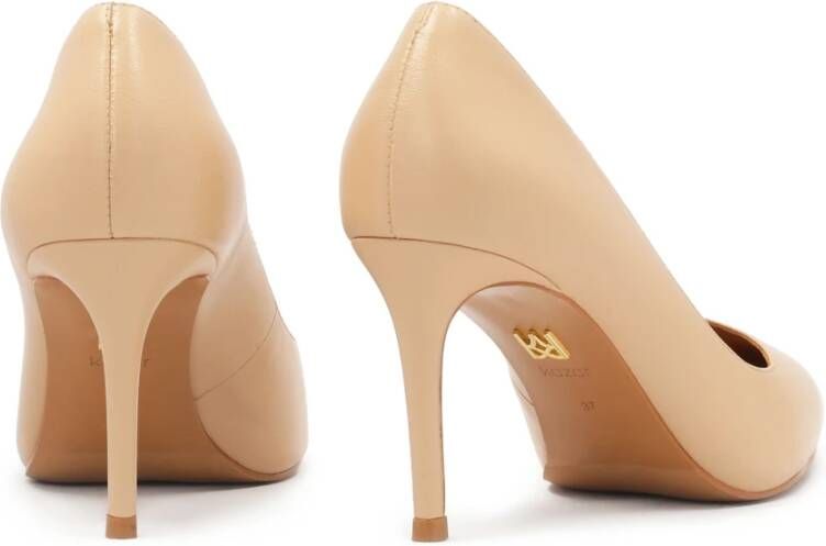 Kazar Klassieke beige pumps op een middelhoge stilettohak