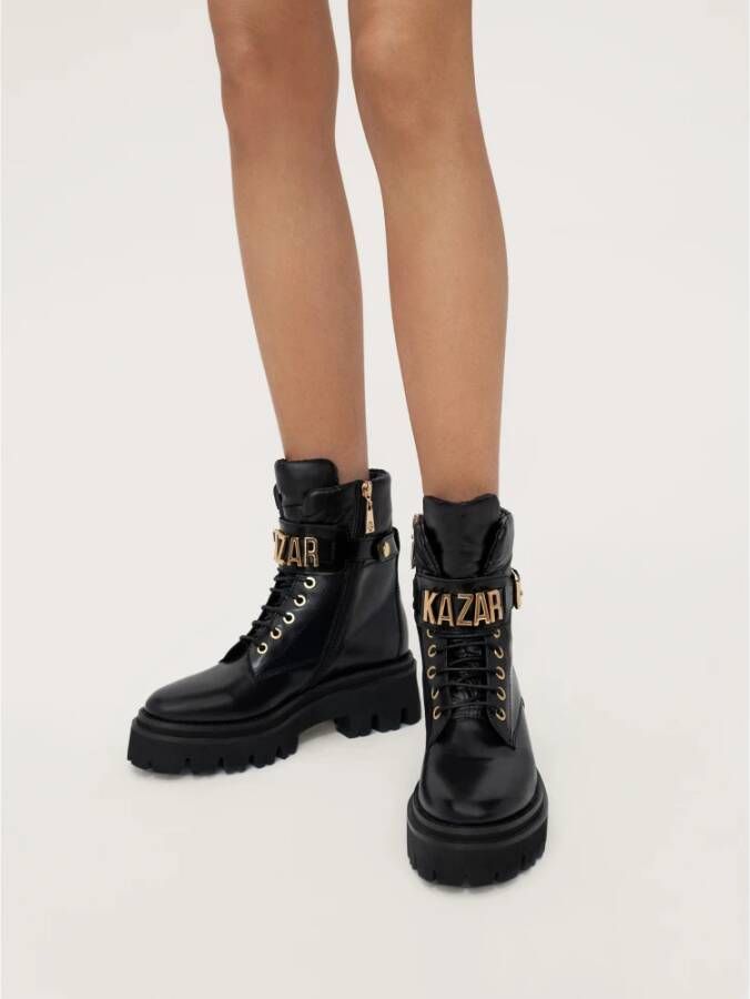 Kazar Platte enkellaarsjes met metalen letters Black Dames