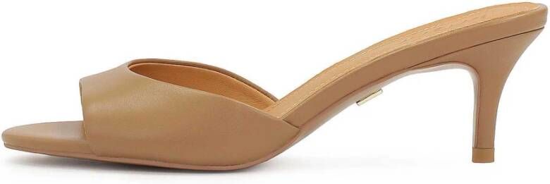 Kazar Slippers op een lage stilettohak in een lichtbruine kleur
