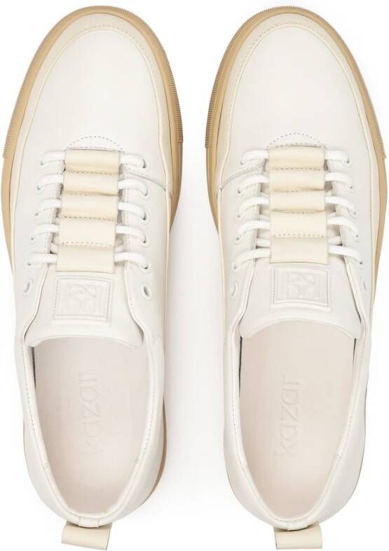 Kazar Witte leren sneakers op een beige zool White Heren