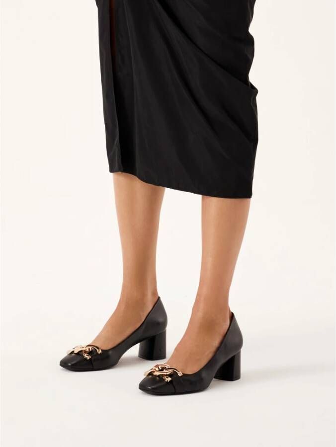 Kazar Zwarte brede hakpompen versierd met kettingschakels Black Dames