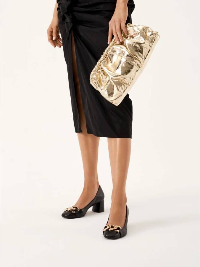 Kazar Zwarte brede hakpompen versierd met kettingschakels Black Dames