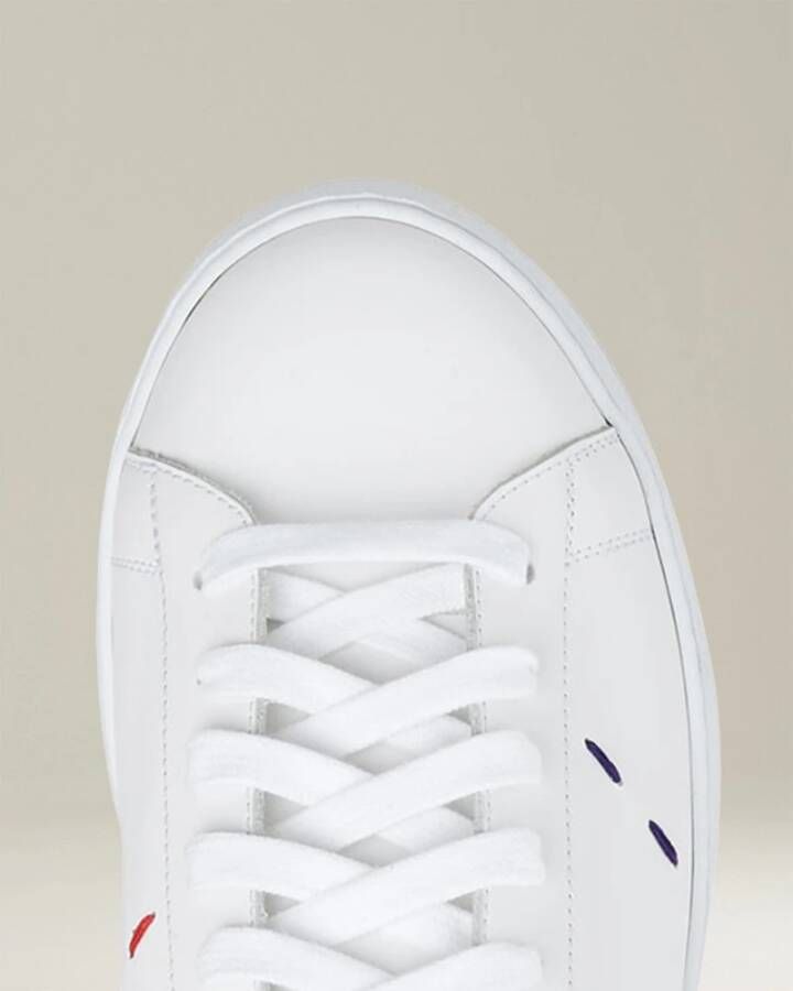 Kiton Witte kalfsleren sneakers met blauwe stiksels