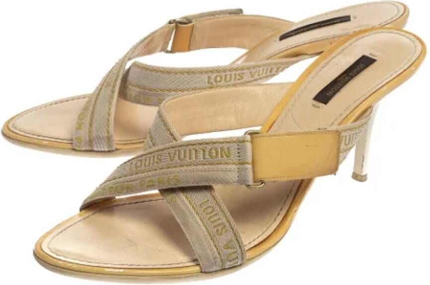 Louis Vuitton Vintage Pre-owned Fabric sandals Beige Dames