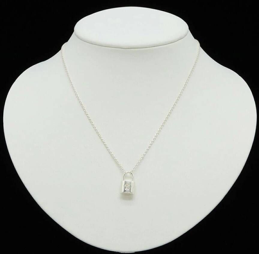 Louis Vuitton Vintage Tweedehands Delicate Slot Hanger Ketting Modieuze Sieraden met Veilige Sluiting