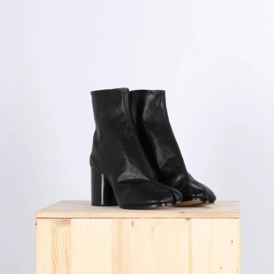 Maison Margiela Tabi Enkellaarzen in zwart leer