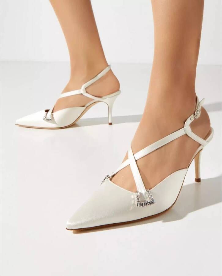 Manolo Blahnik Beige Satijnen Pumps met kristallen gesp