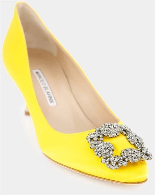 Manolo Blahnik Gele Satijnen Kristal Gesp Pumps