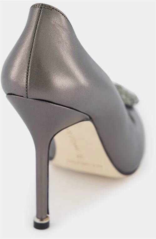 Manolo Blahnik Kristal Gesp Leren Pumps