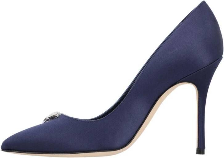 Manolo Blahnik Kristalversierde Paarse Satijnen Pumps