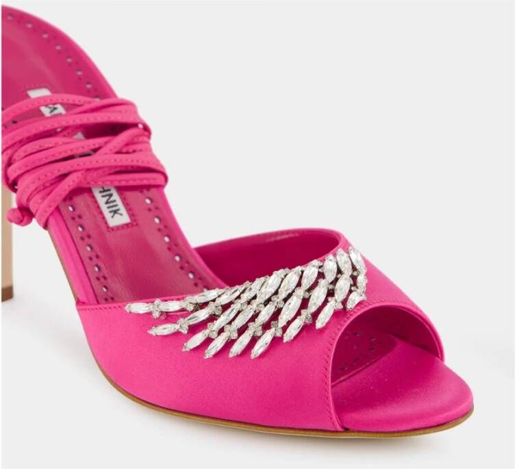 Manolo Blahnik Kristalversierde Roze Satijnen Sandalen