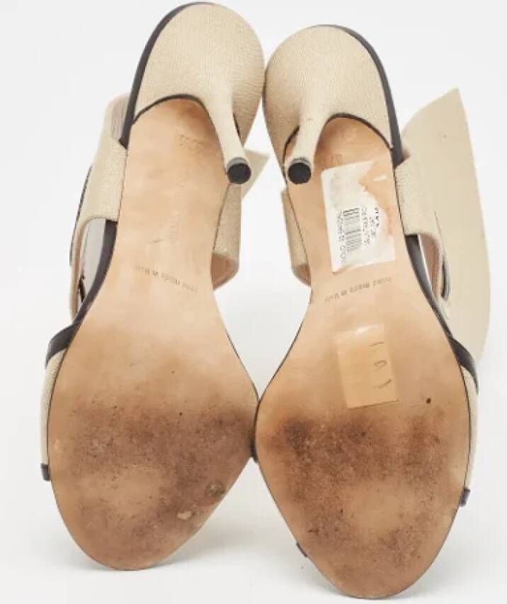 Manolo Blahnik Pre-owned Canvas sandals Beige Dames