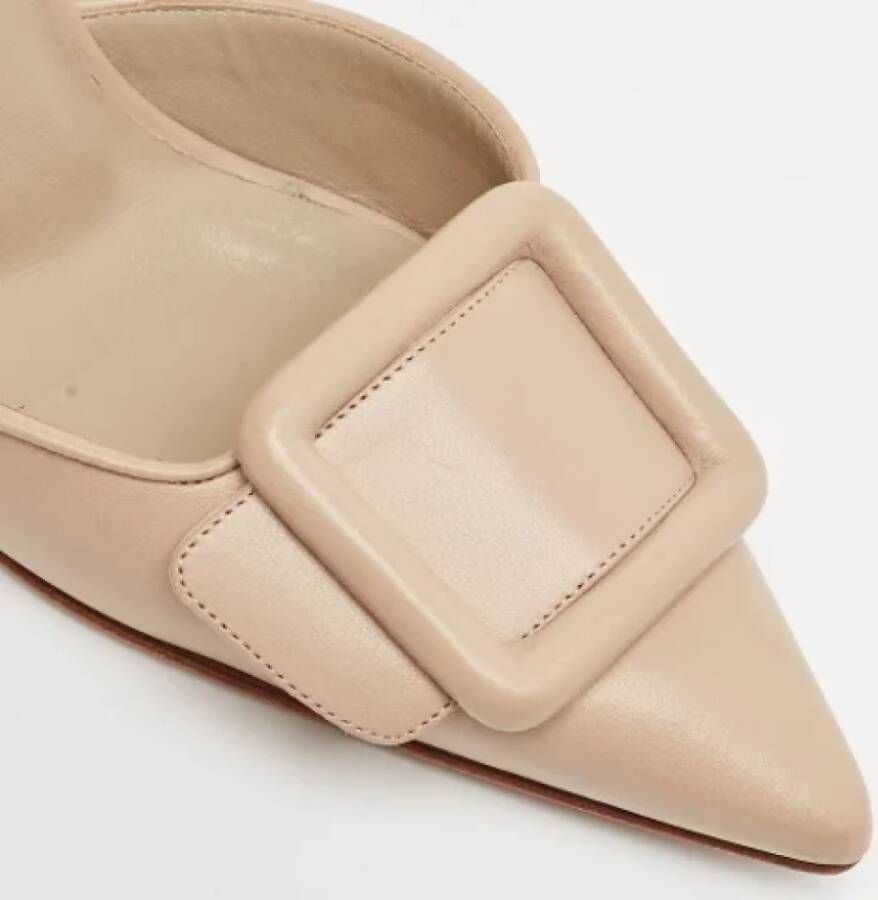 Manolo Blahnik Pre-owned Leather heels Beige Dames