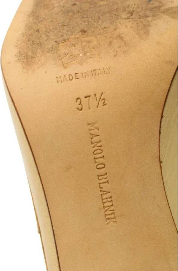 Manolo Blahnik Pre-owned Leather heels Beige Dames