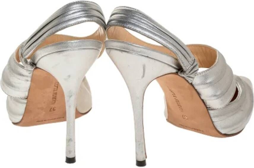 Manolo Blahnik Pre-owned Leather heels Gray Dames