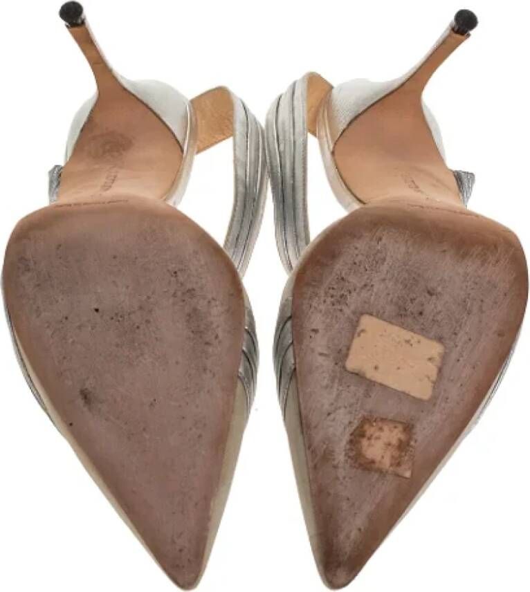 Manolo Blahnik Pre-owned Leather heels Gray Dames