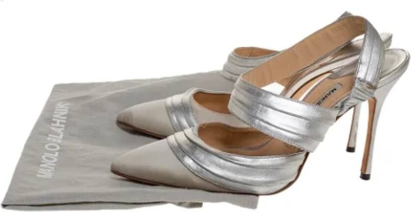 Manolo Blahnik Pre-owned Leather heels Gray Dames