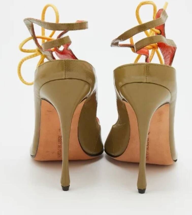 Manolo Blahnik Pre-owned Leather heels Green Dames