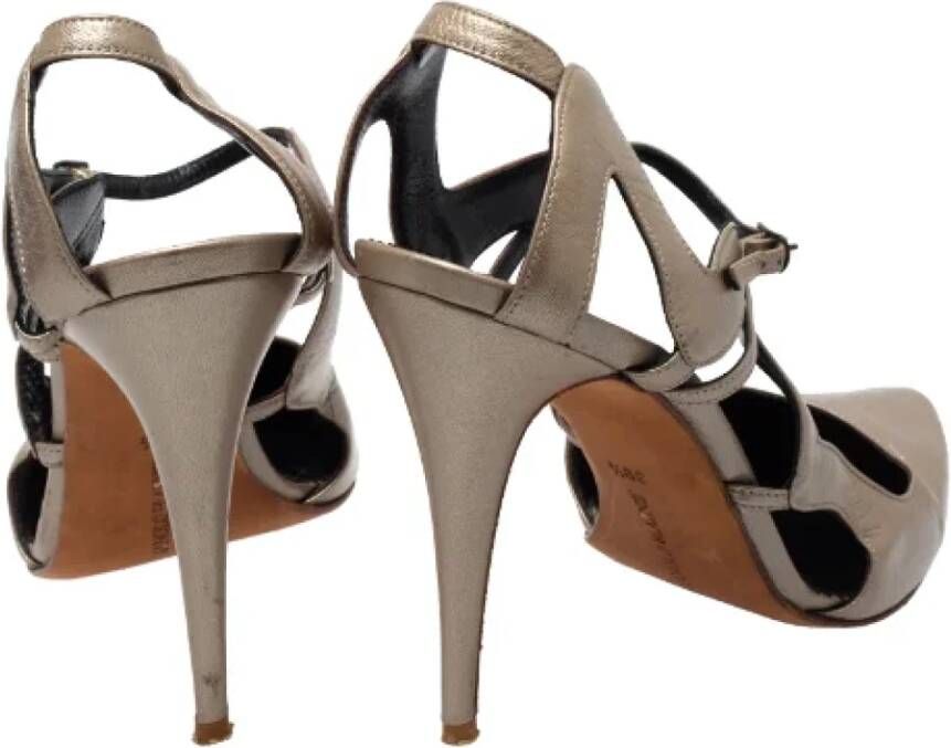 Manolo Blahnik Pre-owned Leather sandals Beige Dames