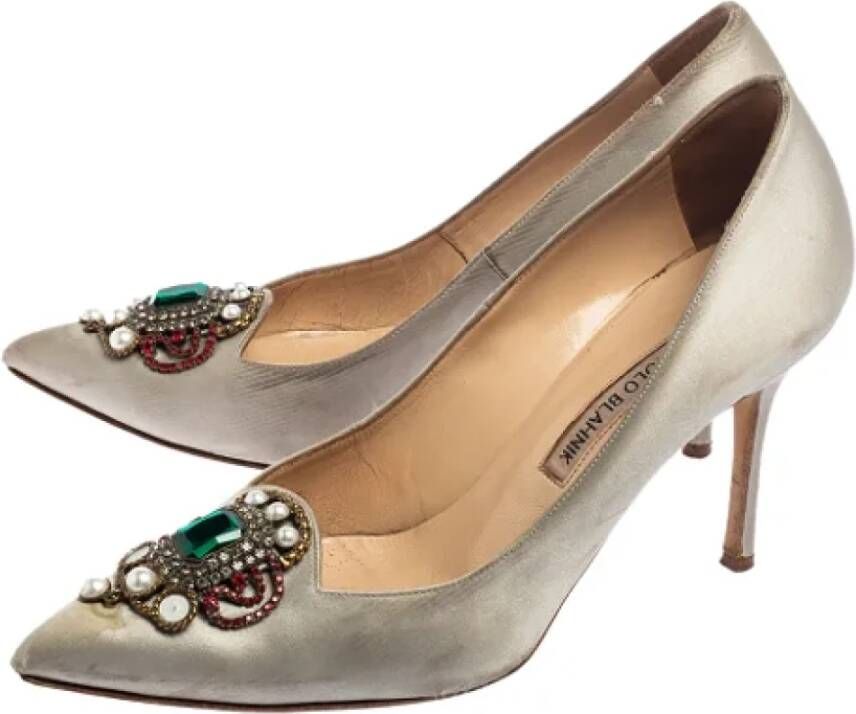 Manolo Blahnik Pre-owned Satin heels Gray Dames