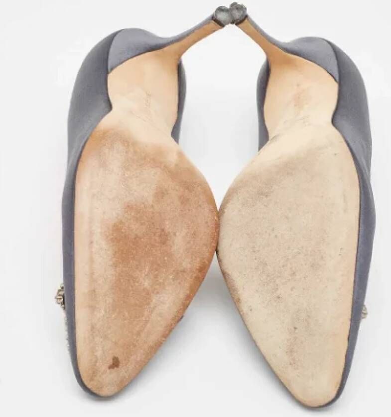 Manolo Blahnik Pre-owned Satin heels Gray Dames