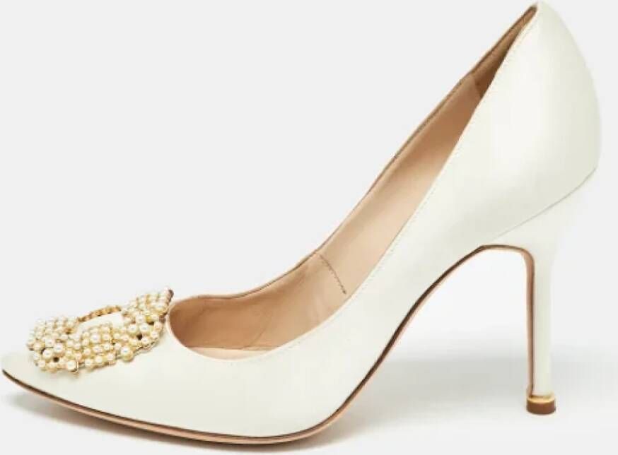 Manolo Blahnik Pre-owned Satin heels White Dames