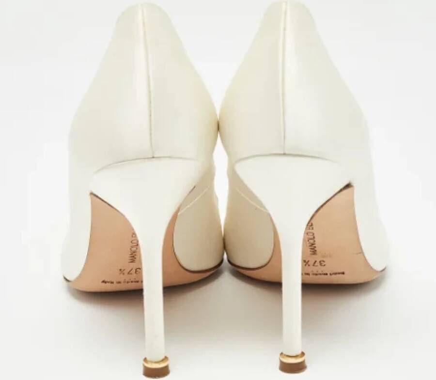 Manolo Blahnik Pre-owned Satin heels White Dames