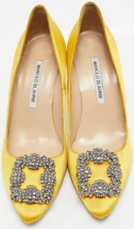 Manolo Blahnik Pre-owned Satin heels Yellow Dames