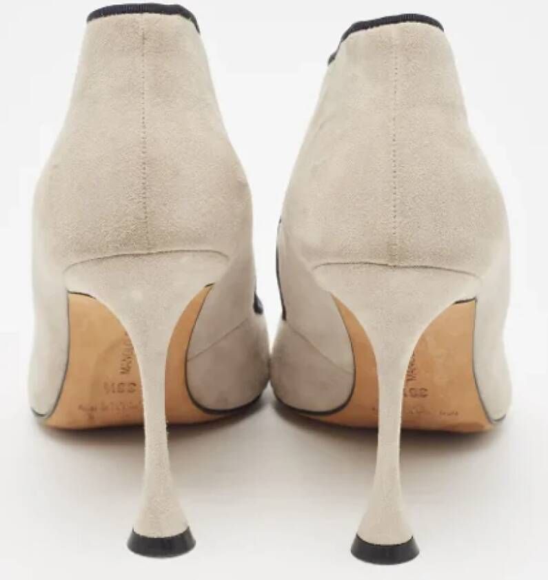 Manolo Blahnik Pre-owned Suede heels Gray Dames