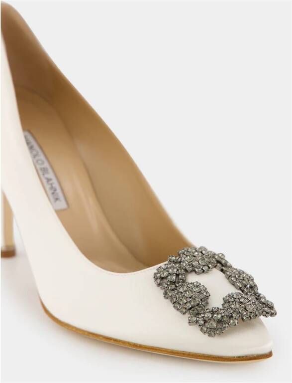 Manolo Blahnik Witte Satijnen Kristal Gesp Hoge Hak Pumps