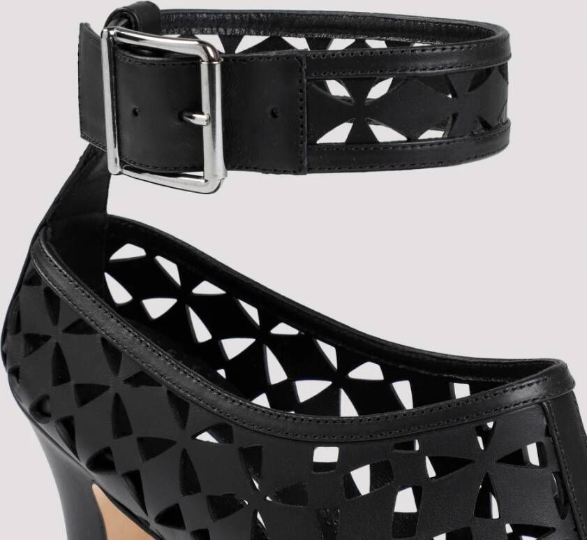 Manolo Blahnik Zwarte leren sandalen met lasergesneden details