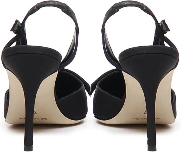 Manolo Blahnik Zwarte puntige neus strik pumps Black Dames