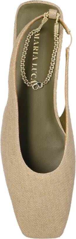 Maria Luca Schoenen met decoratieve ketting