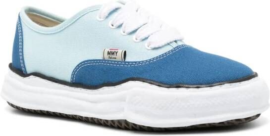 Mihara Yasuhiro Blauw Witte Canvas Sneaker met Logo Patch