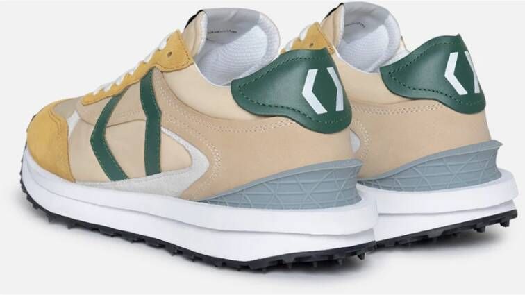 Mikakus Barcelona Beige Suède Sneakers met Groene Leren Accenten