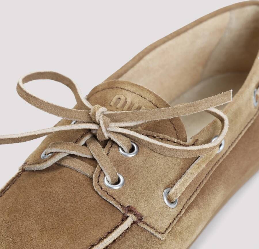 Miu Ecru Suède Loafers met Geborduurd Logo
