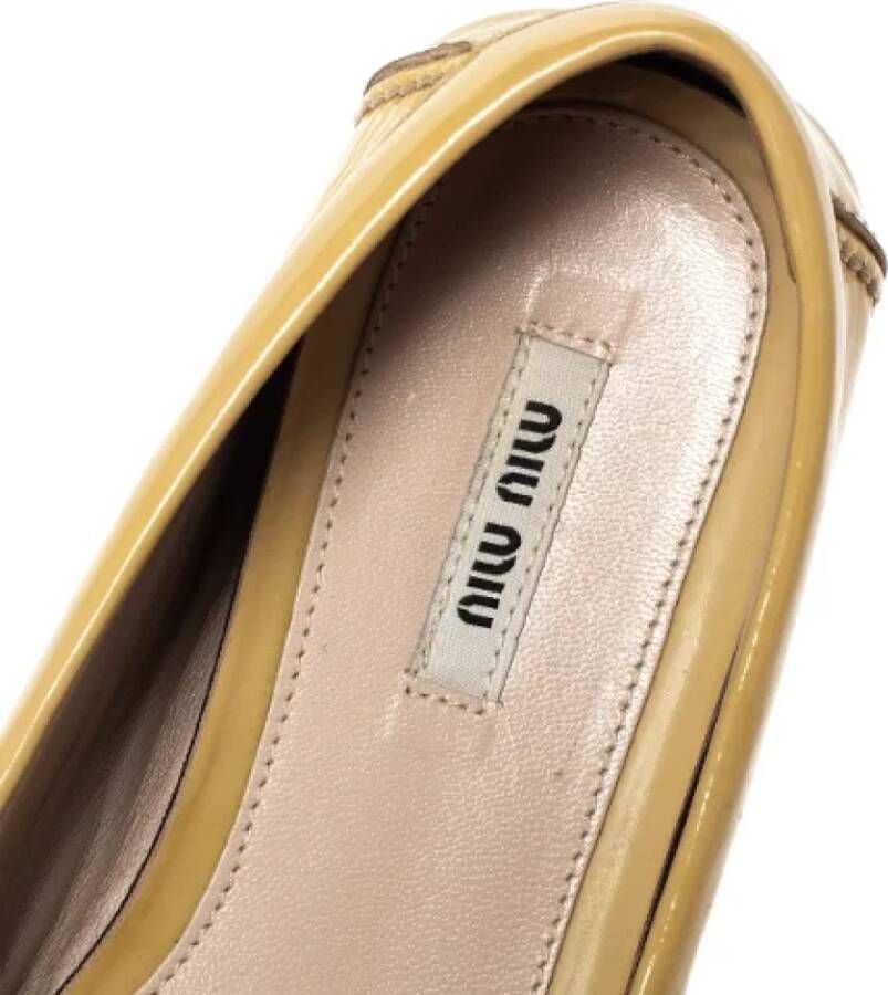 Miu Pre-owned Leather flats Yellow Dames