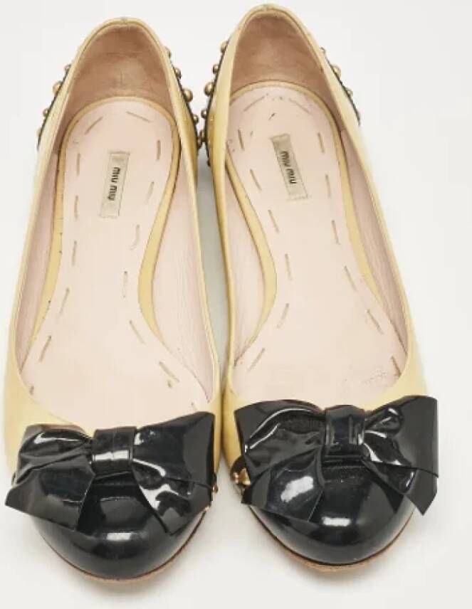 Miu Pre-owned Leather flats Yellow Dames