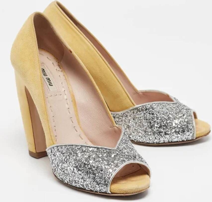 Miu Pre-owned Suede heels Yellow Dames
