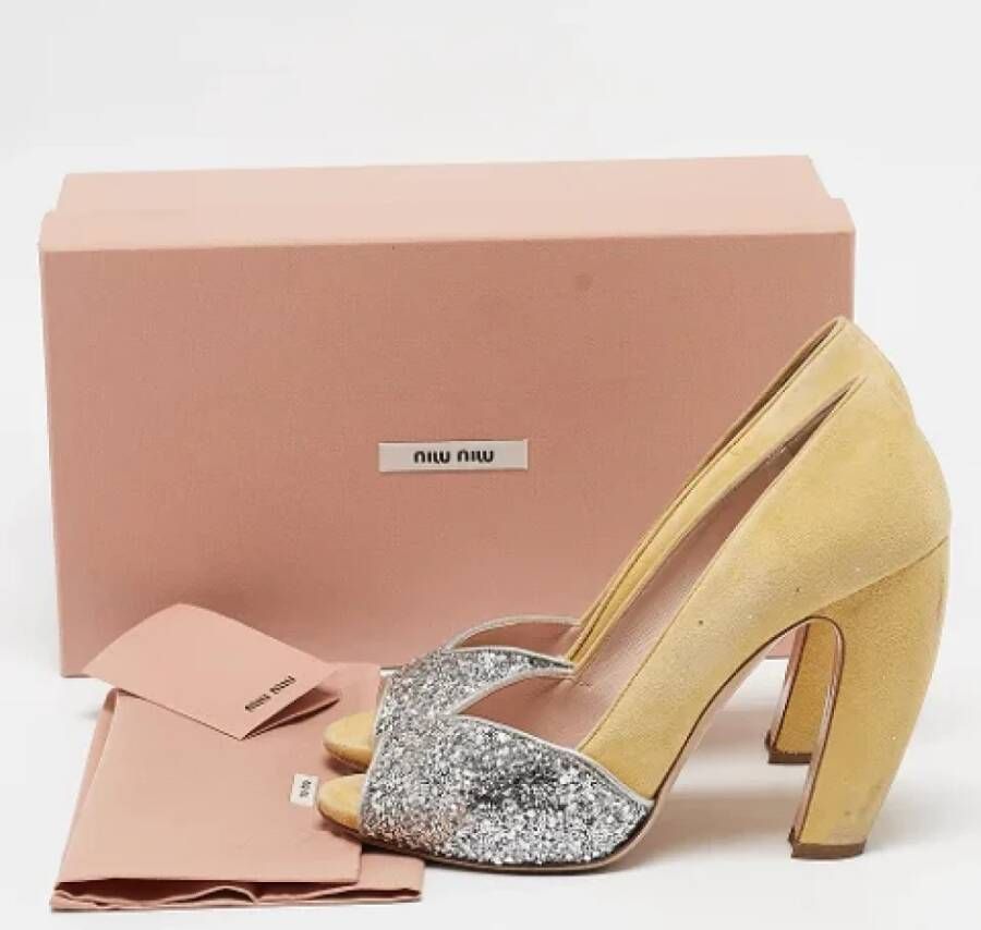 Miu Pre-owned Suede heels Yellow Dames