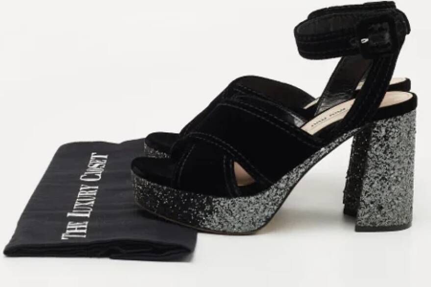 Miu Pre-owned Velvet sandals Black Dames