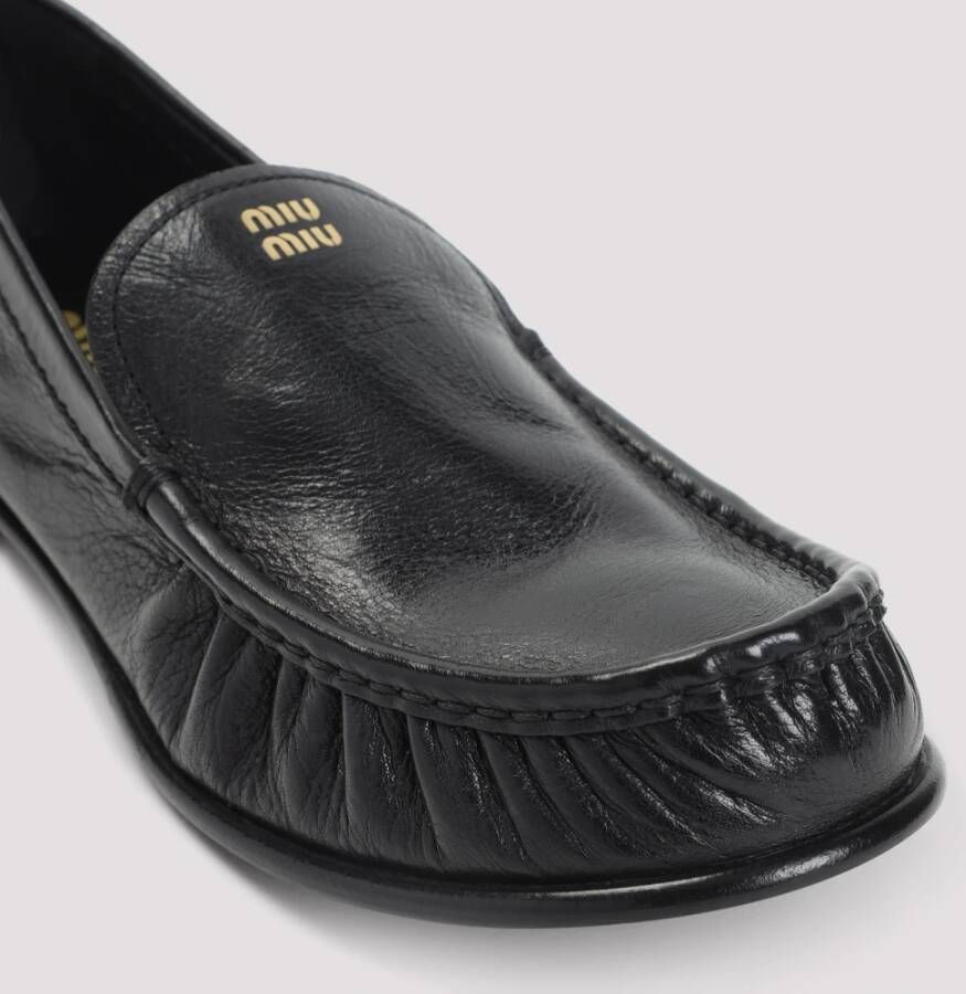Miu Zwarte leren loafers met reliëfstiksels