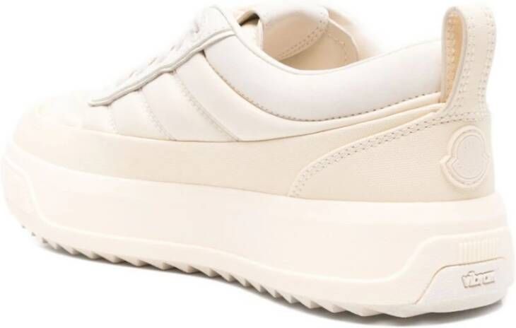 Moncler Beige Sneakers met Stijlvol Ontwerp