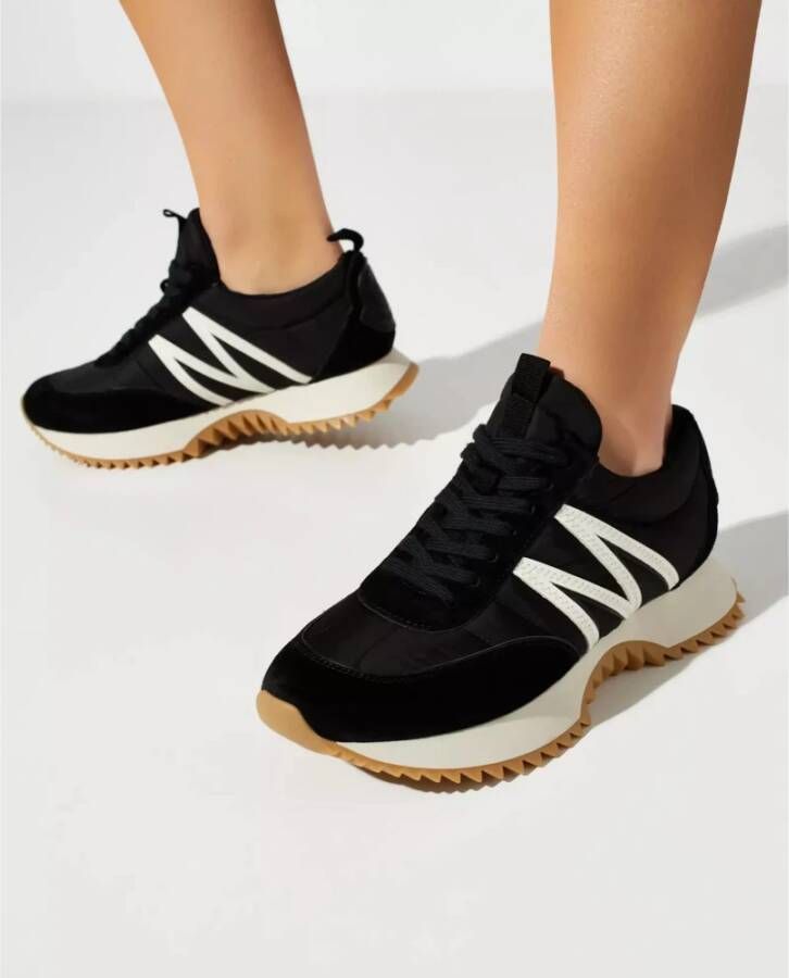 Moncler Grijze Suède Sneakers Ronde Neus Wit Logo Patch Rubberen Zool