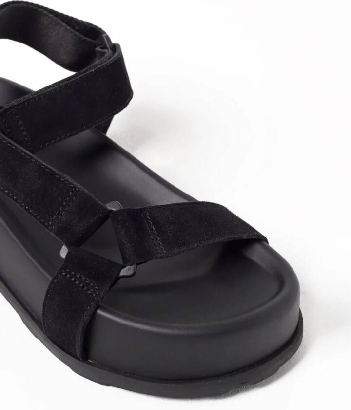 Moschino Zwarte Sandaal met Logoprint en Plateauzool
