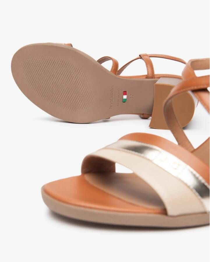 Nerogiardini Beige-Leren-Gouden Damessandalen