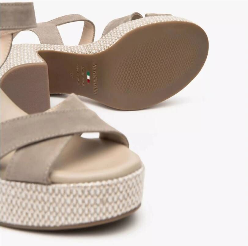Nerogiardini Beige Leren Sandalen met Blokhak
