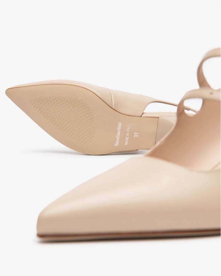 Nerogiardini Beige Sandalen met t30 Detail